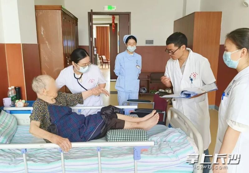 熊婷医生给患者看诊。 通讯员供图 熊婷医生给患者看诊。 通讯员供图