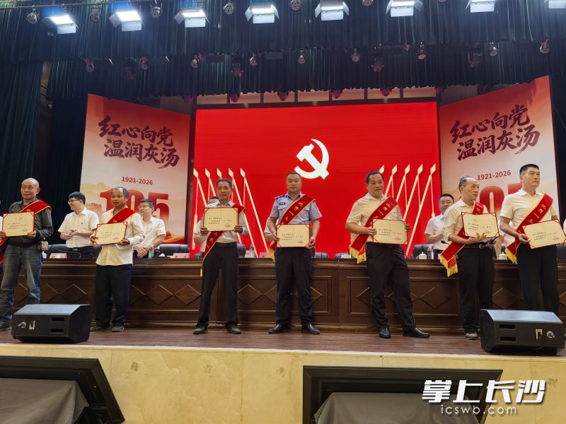 优秀“三长”是打通服务群众“最后一米”的骨干力量。