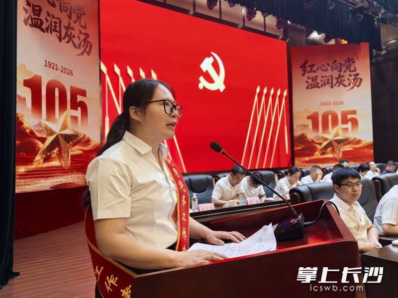 八石村党总支副书记李婧讲述党务工作当中的感人故事。