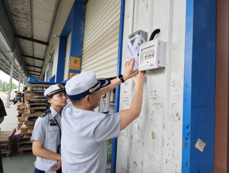 防火监督员对隐患仓储区域实施临时查封。 长沙晚报通讯员 王磊 摄