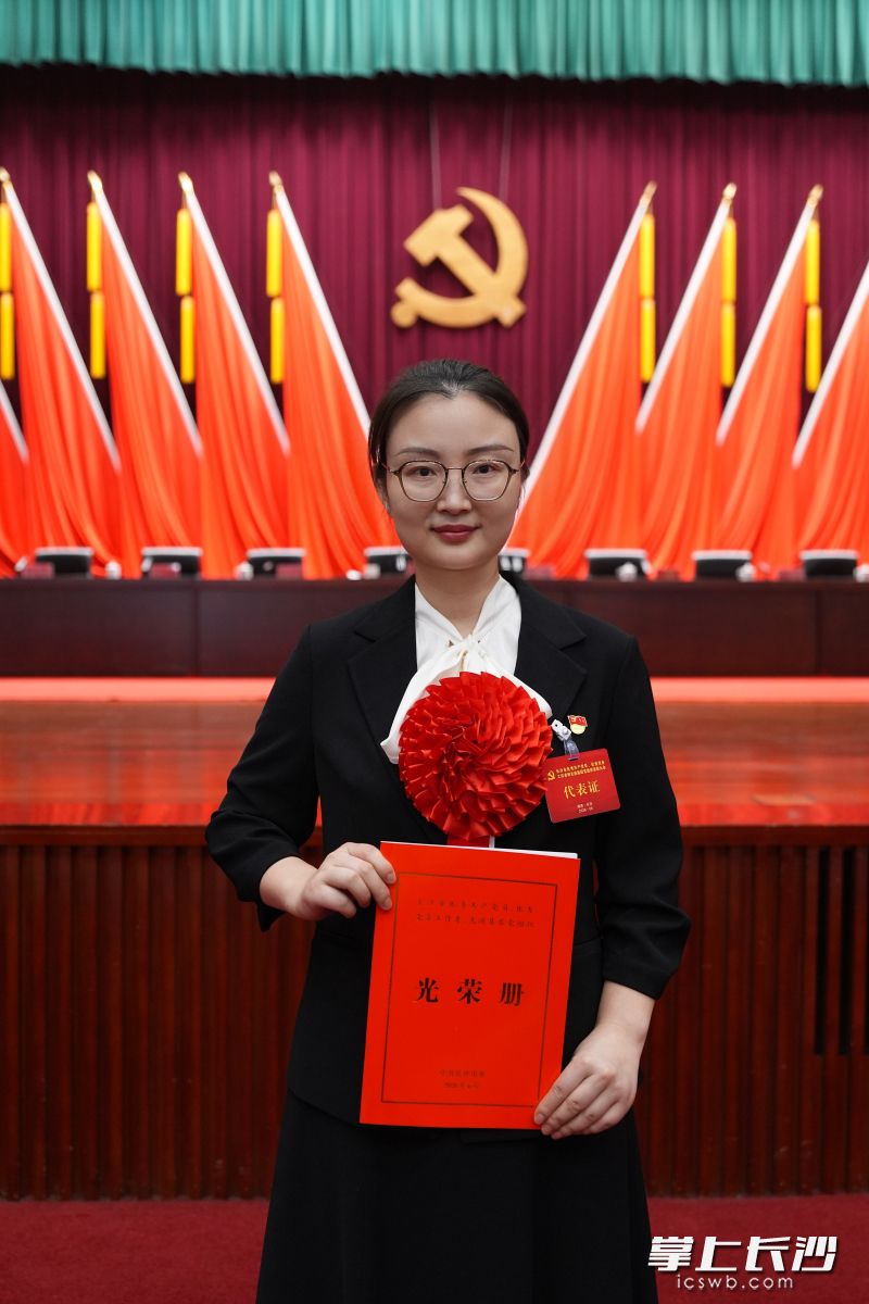 王柳蓉荣获“长沙市优秀共产党员”称号。