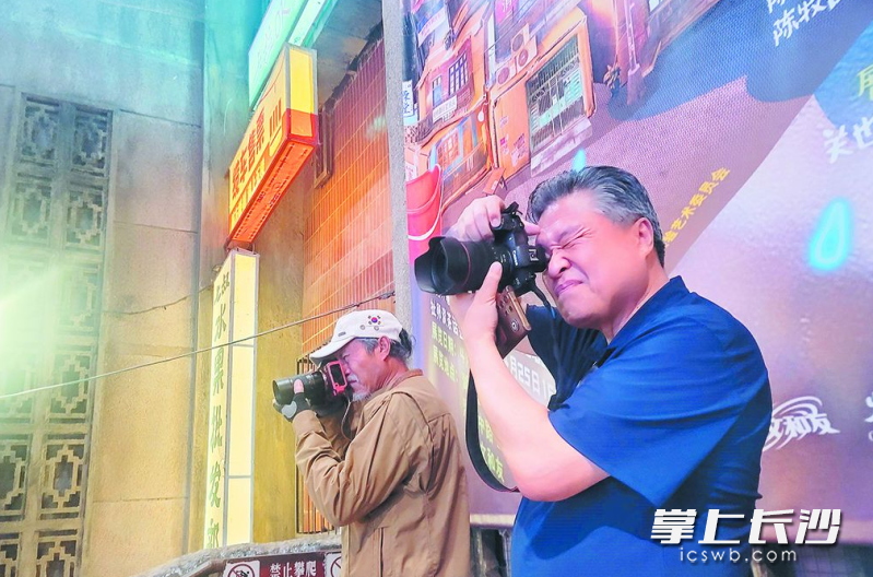 韩国游客打卡长沙超级文和友。 均为市文旅广电局供图