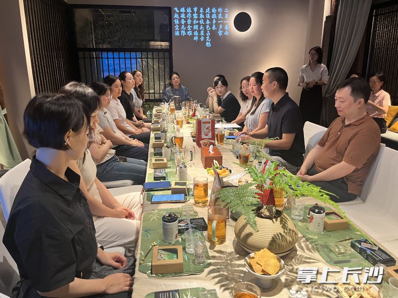 今年以来,芙蓉区韭菜园街道创新推出“撮合式”走访服务,串起楼宇“朋友圈”。 通讯员供图 今年以来,芙蓉区韭菜园街道创新推出“撮合式”走访服务,串起楼宇“朋友圈”。 通讯员供图