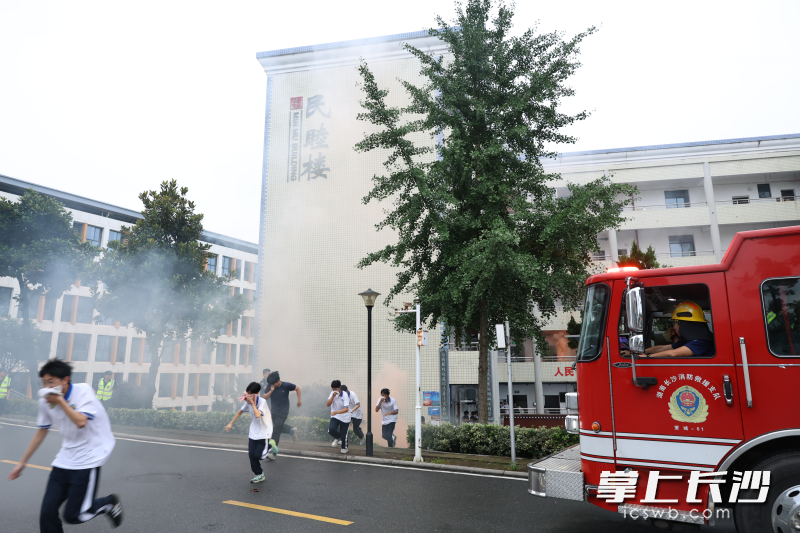 学生们进行疏散演练。 长沙晚报通讯员 杨来富 摄