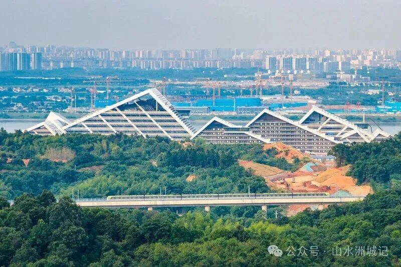 湘江科学城“五大建”主体结构已全面封顶，正推进室外园林景观与室内装修施工，向着年内整体建成投用的目标冲刺。罗钟杰 摄