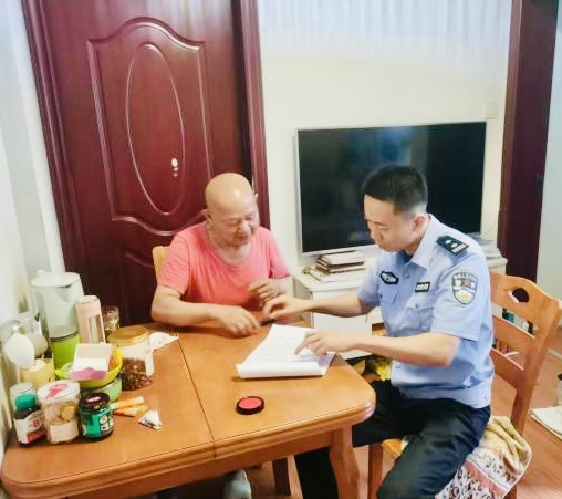 入户宣传普及消防安全法规。