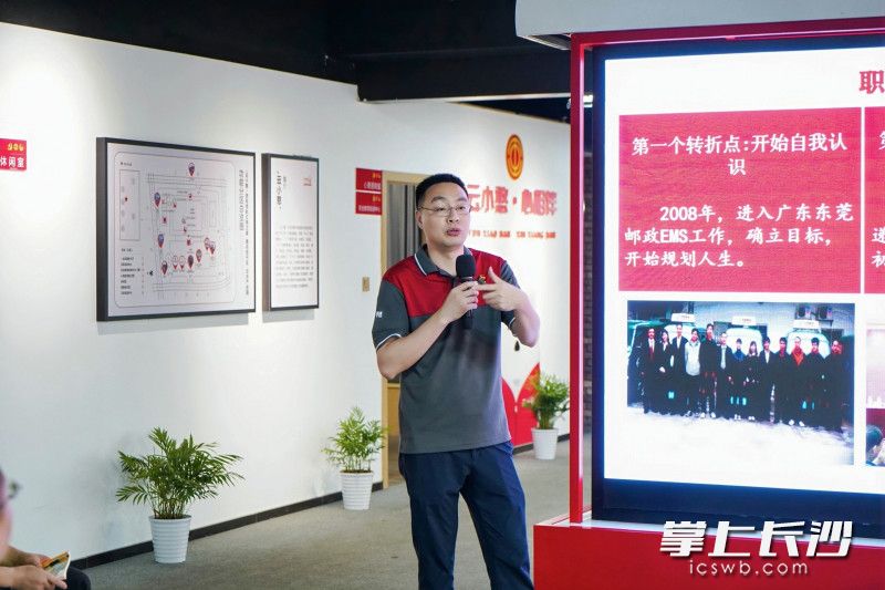 马石光用朴实鲜活的语言与现场新就业群体代表面对面互动交流。 均为长沙晚报全媒体记者周游摄 马石光用朴实鲜活的语言与现场新就业群体代表面对面互动交流。 均为长沙晚报全媒体记者周游摄