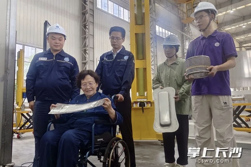 钟掘与团队成员探讨材料问题。。除署名外，均为张炎炎 摄