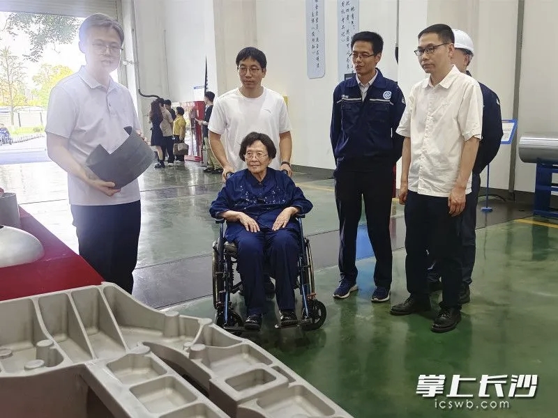 钟掘与团队成员探讨材料问题。除署名外，均为张炎炎 摄