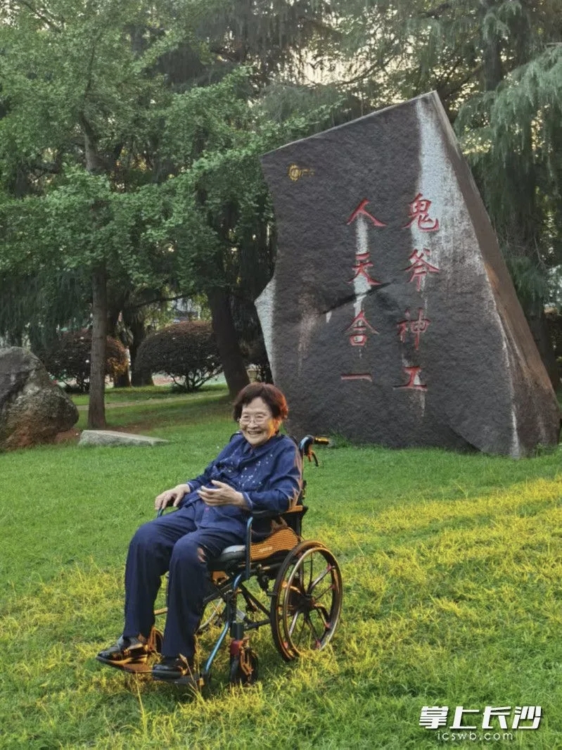 中国工程院院士钟掘在中南大学岳麓山校区机械楼前坪留影。长沙晚报通讯员 张劲 摄