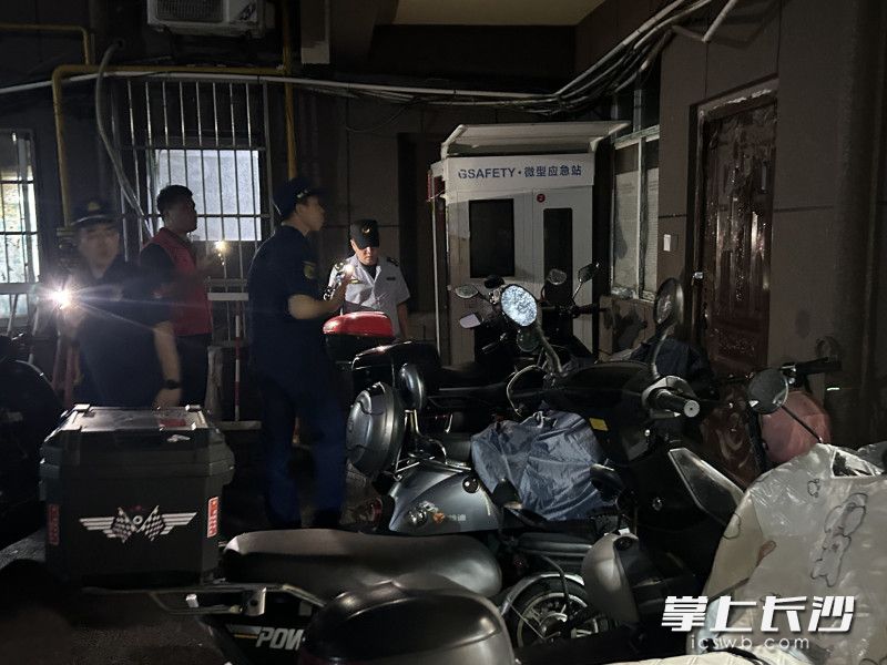 岳麓消防在夜查“两电”。 　长沙晚报通讯员 邓志豪 摄