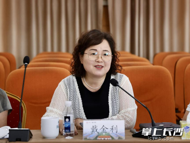 望城区教育局局长戴金利建议以“雷小锋”德育品牌为纽带，将医学院新生纳入“雷小锋”编号体系。