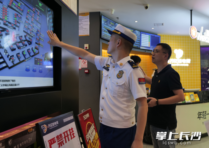 检查组人员在夜查中。 长沙晚报通讯员 寻艳 摄