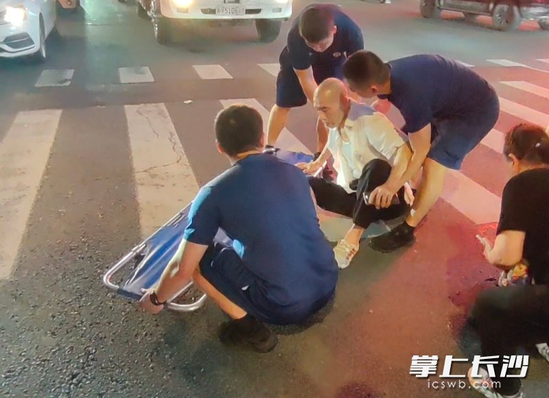 消防员救助倒地老人。 长沙晚报通讯员 罗霜操 摄