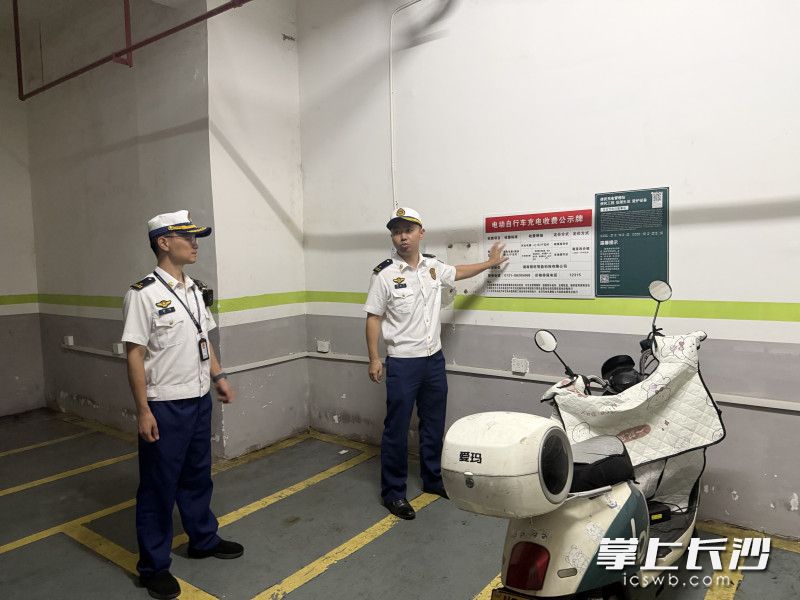 消防监督员在夜查中。 长沙晚报通讯员 余娜娜 摄