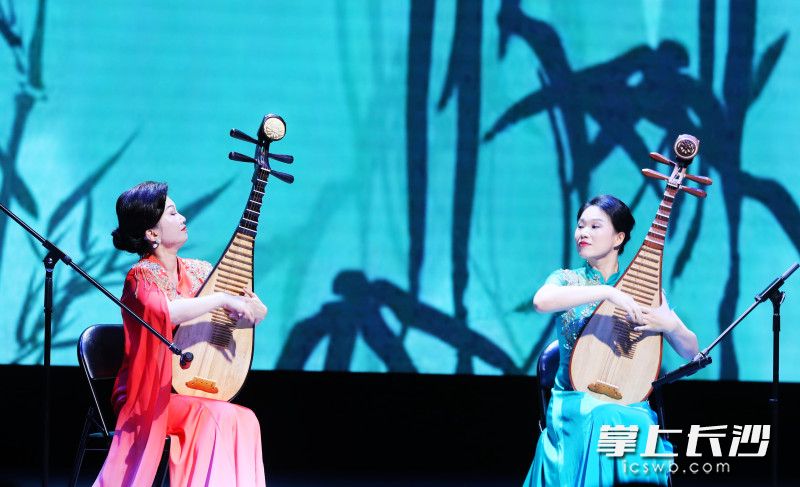 两地琵琶演奏家合奏。