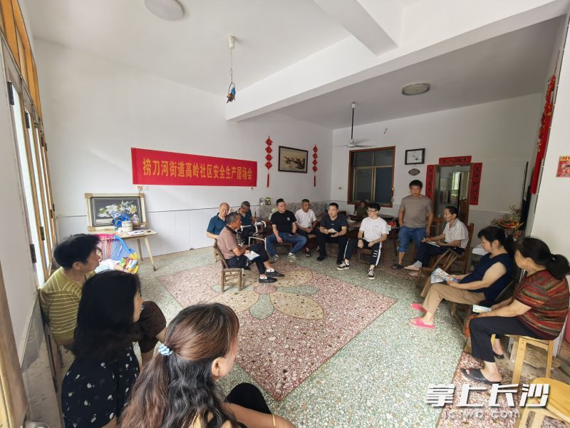 村民党员家里开屋场会，共治共议将安全生产落实到户。