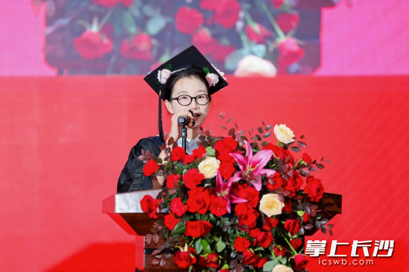 曾欣同学作为毕业生代表发言。