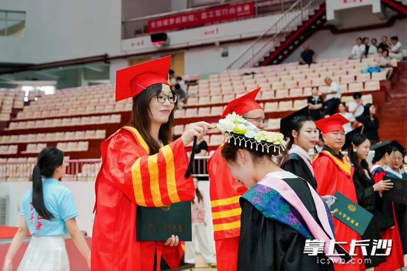 为全体毕业生拨穗、颁发毕业证书与学位证书。