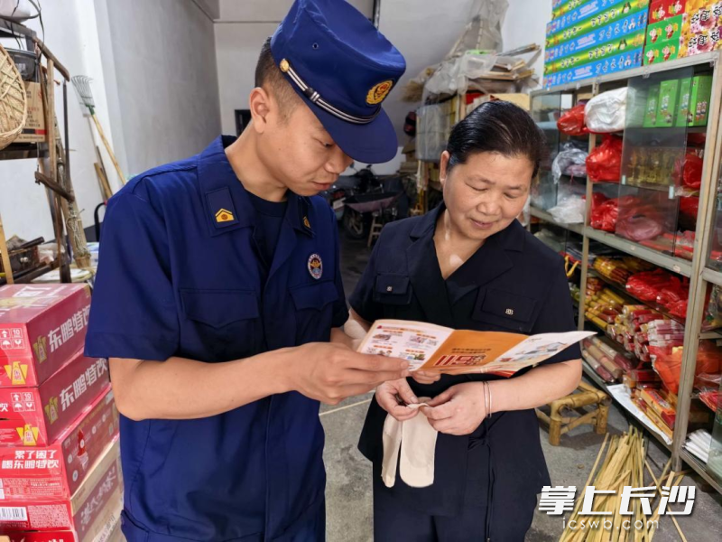 消防宣传员送资料下乡。 长沙晚报通讯员 方圆 摄