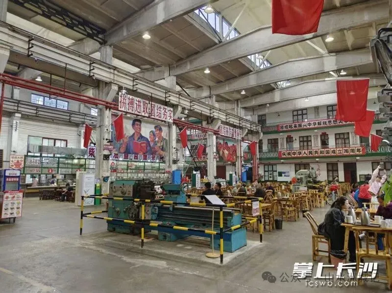 位于曙光路华驿·飞碟营地的曙光茶厂，让人仿佛穿越回上世纪六十年代。刘捷萍 摄