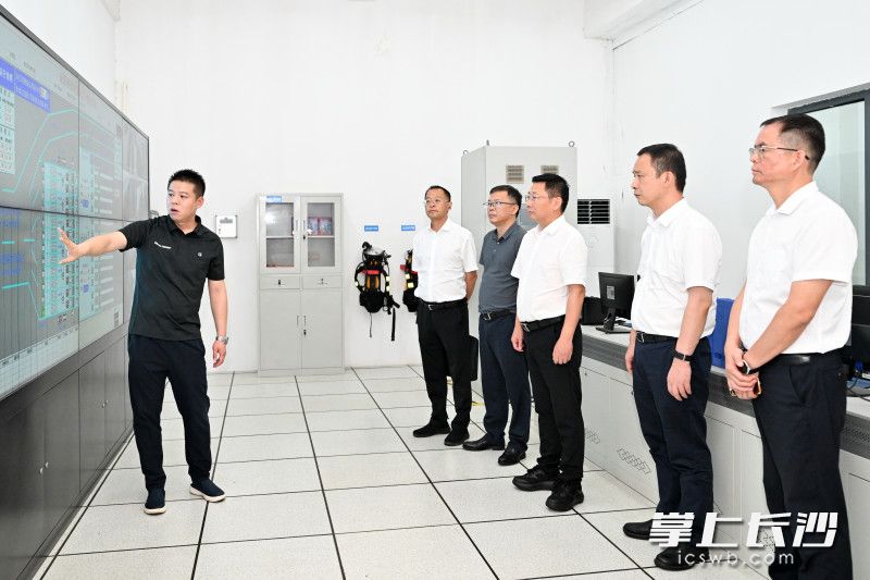 陈博彰检查汤阳桥泵站运行情况。 均为长沙晚报全媒体记者王志伟摄