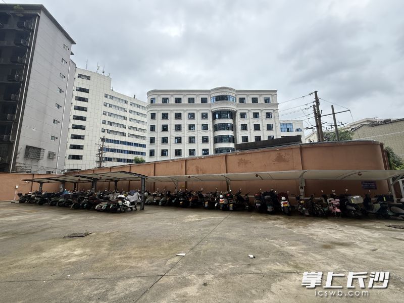 万象新天小区将小区北侧闲置地块及社区周边“边角料”空间整合盘活，新建车棚。