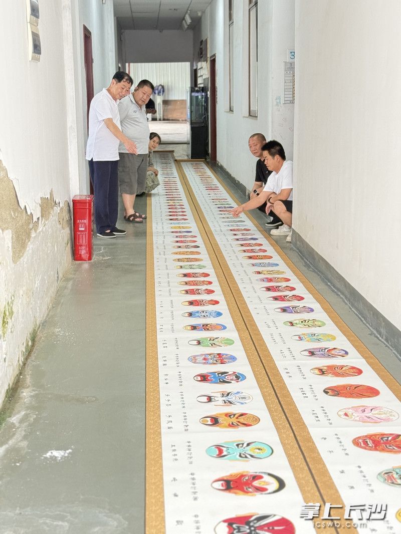 向大家展示湘剧《封神榜》全套脸谱。均为受访者供图