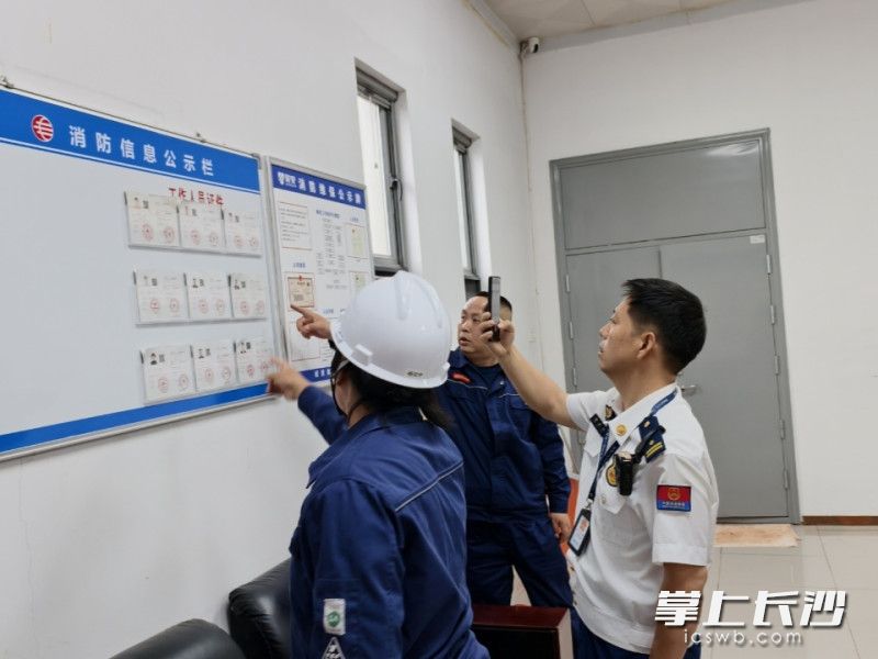 防火监督员在检查中。 长沙晚报通讯员 王磊 摄