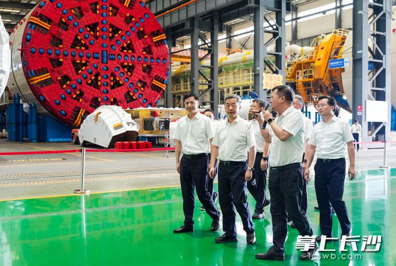 近日，副省长、市委书记陈竞走访调研重点企业，来到铁建重工。