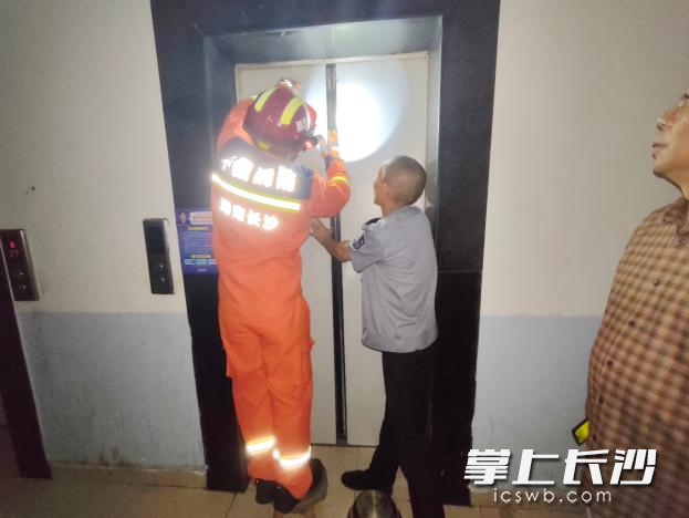 消防员正在营救被困市民。长沙晚报通讯员 廖鹏鹏 摄
