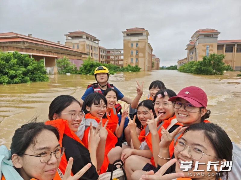 转移被困学生。