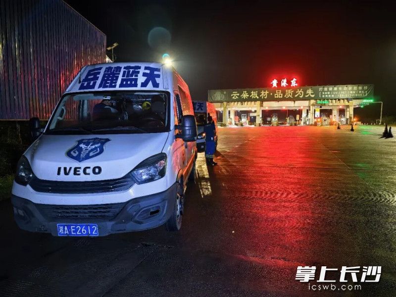 夜幕之下，岳麓蓝天救援队抵达广西贵港。 均为长沙晚报通讯员桂生供图