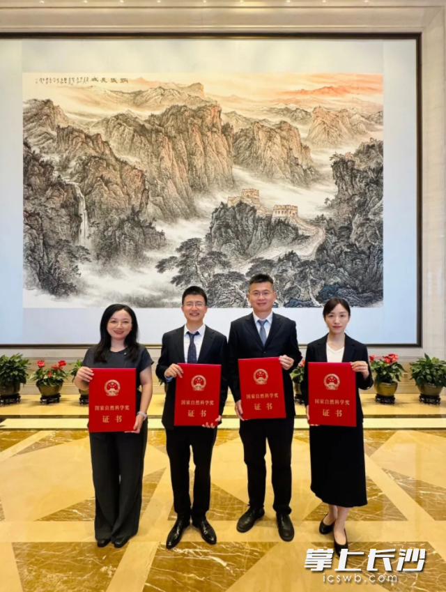 吕奔教授团队牵头完成的“重症凝血病的发生机制与靶向干预研究”项目荣获国家自然科学奖二等奖，团队在北京领奖。 均为通讯员供图