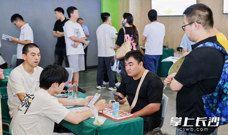 活动现场，设置了上海、长沙两大招聘专区，邀请上海10家、长沙36家优质企业参与。