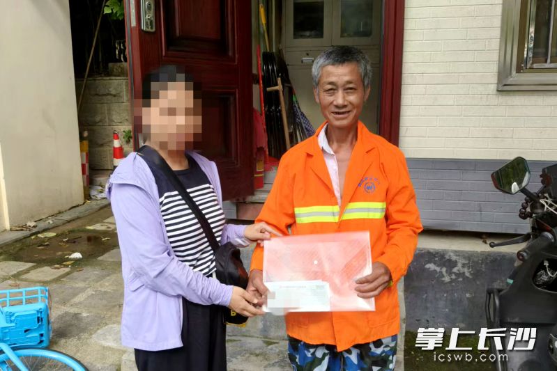 7月2日，市民何女士遗失412万元支票，长沙12345热线联动新区环卫快速帮其寻回票据。均为 通讯员 解红超 供图