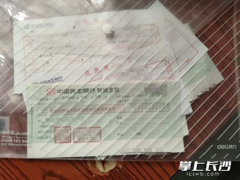 新区环卫第一时间拨通了失主电话，在确认身份和物品明细后，文件袋被完整交还。