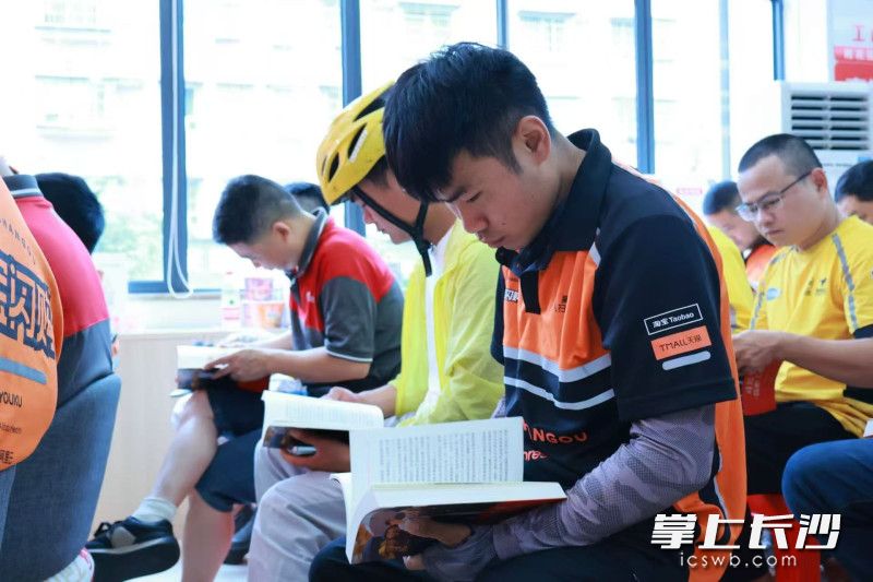 现场20余名快递、外卖小哥趁着工作间隙来参与。