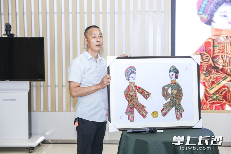 一等奖获奖作品：纸影蹴鞠球（长沙皮影戏）。