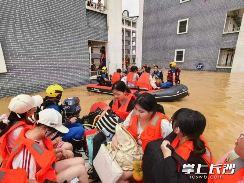 岳麓蓝天救援队转运受困群众。 长沙晚报通讯员 桂生 供图