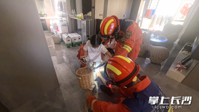 消防员正在营救被卡小女孩。 长沙晚报通讯员 李杜 摄