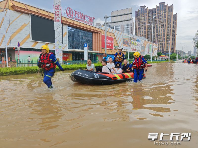 长沙县蓝天救援队队员转移受困群众。 均为长沙晚报通讯员匡洁琼摄