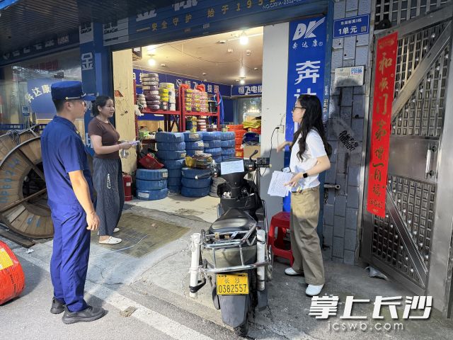工作人员逐户上门劝阻私拉电线行为。 均为长沙晚报通讯员张柳杉供图
