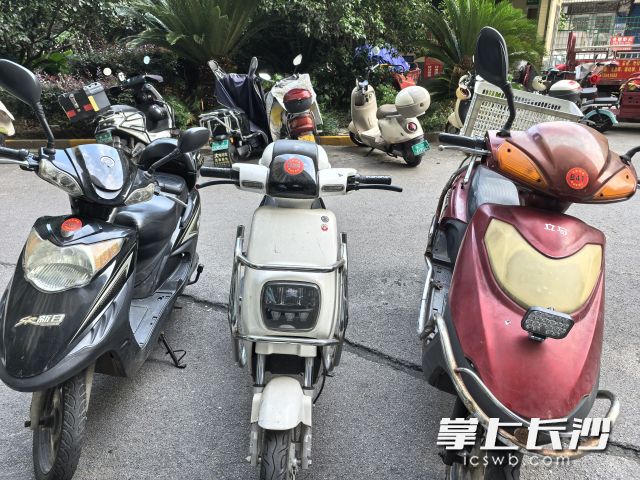 物业推行“亮号工程”，在车身显眼处张贴小区专属编号单，实现“一车一号、对号入座”。