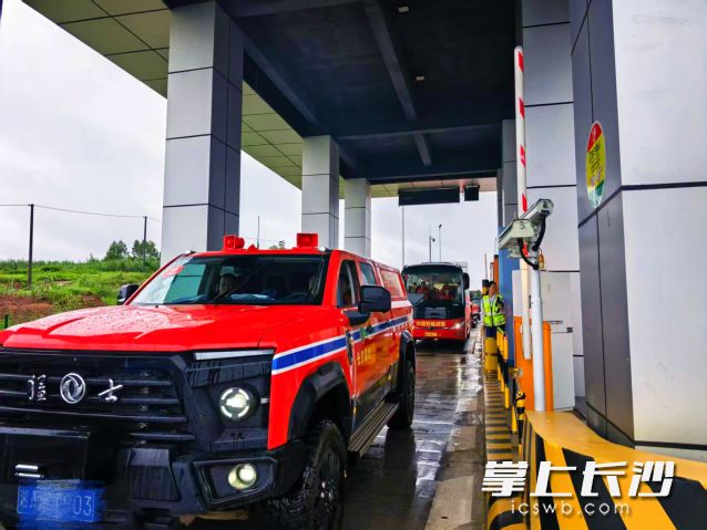 队伍摩托化机动途中，沿途路况复杂。