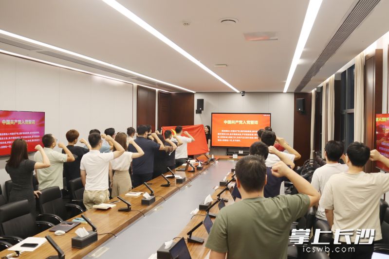 党支部把“微党课”直接搬进技术研讨会，让党员骨干在分享攻关进展的同时，讲讲自己为什么接这个任务、遇到困难时怎么想的。