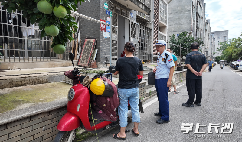 浏阳一市民飞线充电被处罚。 长沙晚报通讯员 寻艳 摄