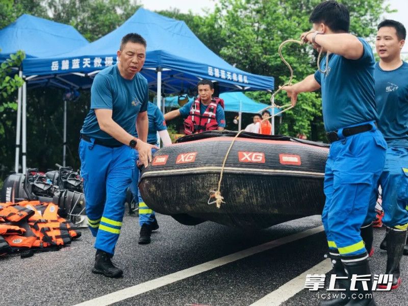 岳麓蓝天救援队携带装备驰援抗洪一线。 均为长沙晚报通讯员桂生供图
