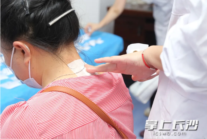 中医专家表示，真正的冬病夏治，不仅仅是贴一张三伏贴，更重要的是顺应四时、调养体质，把“贴”与“养”结合起来。通讯员供图