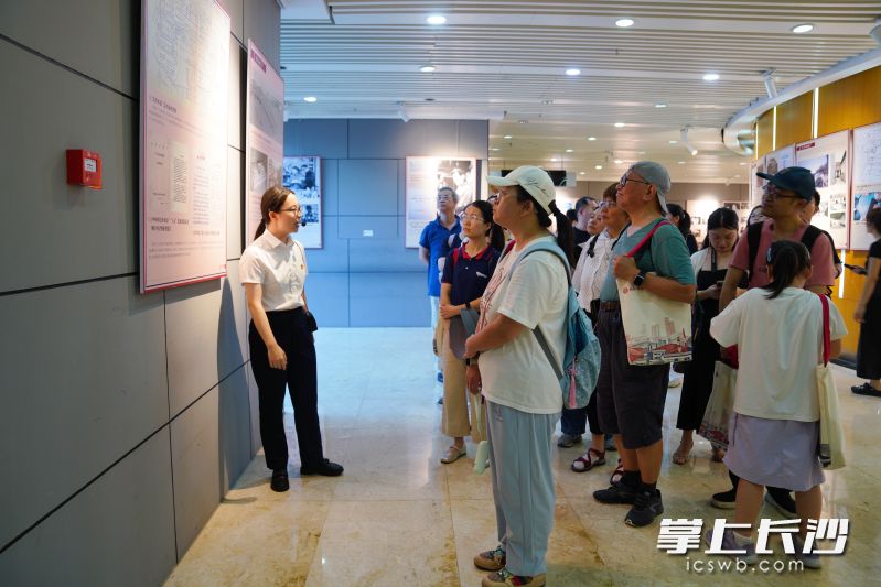 市民游客聆听讲解员讲解。 主办方供图
